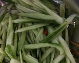 Hình bước làm 1 của món Xào dưa leo chua với tỏi ớt