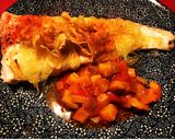 Foto del paso 5 de la receta: Merluza, cebolla confitada, pisto y chips de tupinambos