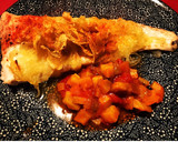 Foto del paso 5 de la receta: Merluza, cebolla confitada, pisto y chips de tupinambos