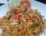 Foto langkah ke 6 dari resep Mi Goreng Jamur.