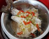 Foto langkah ke 4 dari resep Tim "Ikan Patin" Bawang Putih.