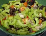 Foto langkah ke 4 dari resep Tumis Pare Ayam Jamur Kuping.