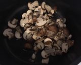 Foto del paso 1 de la receta: Tarta de puerro, cebolla y hongos