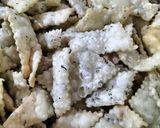 Foto langkah ke 7 dari resep Kripik Bawang Seledri / Stik Bawang/Cimi-cimi Bawang Tanpa Telur.