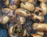 Une image de l'étape 3 de Champignons poêlés au vin et à l'ail.