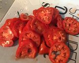 Une image de l'étape 1 de Salade de tomates et concombre au lonzo,cornichons et petits oignons.