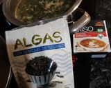 Foto del paso 1 de la receta: Sopa de hojas verdes con gambas y salsa de soja con miso rojo