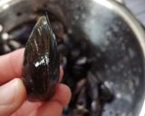 A picture of step 1 of Steamed lemon mussels.