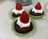 Hình bước làm 3 của món Trang trí bánh Chocopie dâu tây Giáng Sinh 15 phút