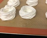 Une image de l'étape 2 de Pavlova compotée figues framboises.