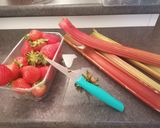 Une image de l'étape 1 de Crumble fraise rhubarbe 🍓.