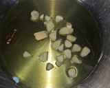 Foto del paso 2 de la receta: Anguriñas en pil pil de bacalao y garbanzos con calabacín