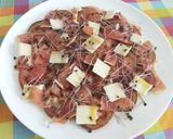 Foto del paso 3 de la receta: Ensalada de kumato con jamón, grana padano y brotes