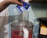 Foto langkah ke 3 dari resep Strawberry Ice Blend.