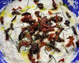 Foto del paso 4 de la receta: Focaccia con tomates secos, romero y olivas negras. Fácil y rápida, sin amasar. 🍅🫒🍞