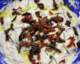 Foto del paso 4 de la receta: Focaccia con tomates secos, romero y olivas negras. Fácil y rápida, sin amasar. 🍅🫒🍞