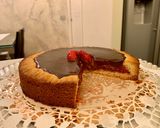 Foto del passaggio 6 della ricetta Crostata di nocciole con confettura di fragole ricoperta da ganache al cioccolato