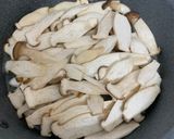Hình bước làm 4 của món Nui rong nho xào ức gà - nấm tỏi [Eat clean - Lose weight]