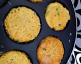 Foto langkah ke 6 dari resep Omelet Mie Instan Sosis.