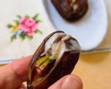 Foto del paso 3 de la receta: Dátiles Medjool o Medjoul rellenos con queso Feta de cabra apenas derretido y pistacho salado 🌴🐐🌳