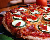 Foto del paso 5 de la receta: Pizza de calabacín y jamón con masa integral casera