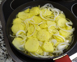 Foto del paso 1 de la receta: Tortilla de patatas con cebolla