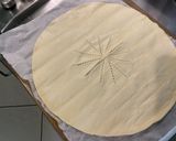 Une image de l'étape 4 de Couronne feuilletée au pesto, gouda et coriandre.