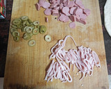 Foto del paso 1 de la receta: Pizza de jamón cocido, salchicha y aceitunas