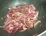 Foto del paso 1 de la receta: Cebolla roja caramelizada con parmesano en masa filo