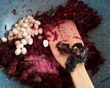 A picture of step 3 of Beetroot chutney.