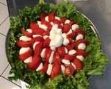 Une image de l'étape 6 de Salade de frisée aux tomates,mozzarella et fleurs de basilic.