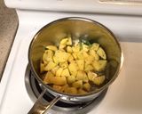 A picture of step 2 of Green beans and potatoes 🥔🫛.