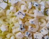 Foto del paso 2 de la receta: Ensalada de apio, nueces, pasas rubias y queso azul + agua de apio 💧 (receta de aprovechamiento)