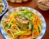 Hình bước làm 4 của món Gỏi Xoài Cà Rốt Rau Răm Trộn Khô Cá Sặc