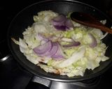 Foto del paso 2 de la receta: Coll salteada con cebolla y salsa ali oli