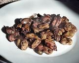 Foto del paso 4 de la receta: Calamarcitos con cebolla y habas verdes