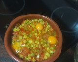 Foto del paso 3 de la receta: Huevos al plato con chorizo y peinetas de pan