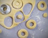 Foto langkah ke 6 dari resep Donat tanpa ulen tanpa kentang simpel enak.