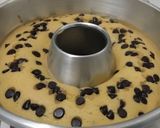 Foto langkah ke 6 dari resep Bolu Jadul with Choco Chips (very simple).