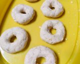 Foto langkah ke 3 dari resep Donat Pisang Wijen.