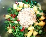 Foto del paso 4 de la receta Sopa de bacalao, chirlas y judías planas al aroma de lovage