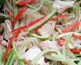 Foto langkah ke 4 dari resep Tumis SouMunYam (Soun Mentimun Ayam).