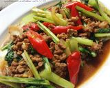Foto langkah ke 3 dari resep Tumis daging cincang sawi hijau.