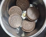 A picture of step 1 of Oreo milkshake.