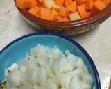Foto del paso 2 de la receta: Potaje de garbanzos, calabaza, batata y guisantes