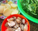 Hình bước làm 2 của món Canh rau cần đậu hủ trứng nấm rơm