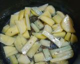 A picture of step 4 of Aloo bhindi.