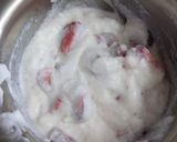A picture of step 2 of Strawberry lassi.
