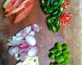 Foto langkah ke 2 dari resep Cumi Asin Pedas Cabai Hijau.
