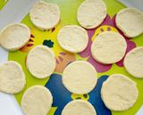 A picture of step 2 of Milk crackers with chocolate sauce.
